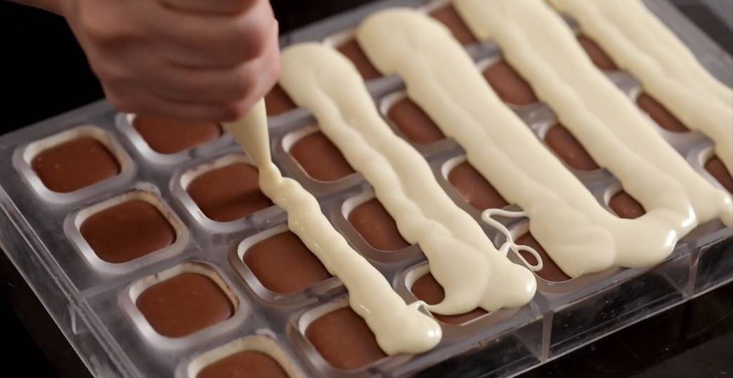 مرحله ی اخر شکلات دست ساز مهره ای